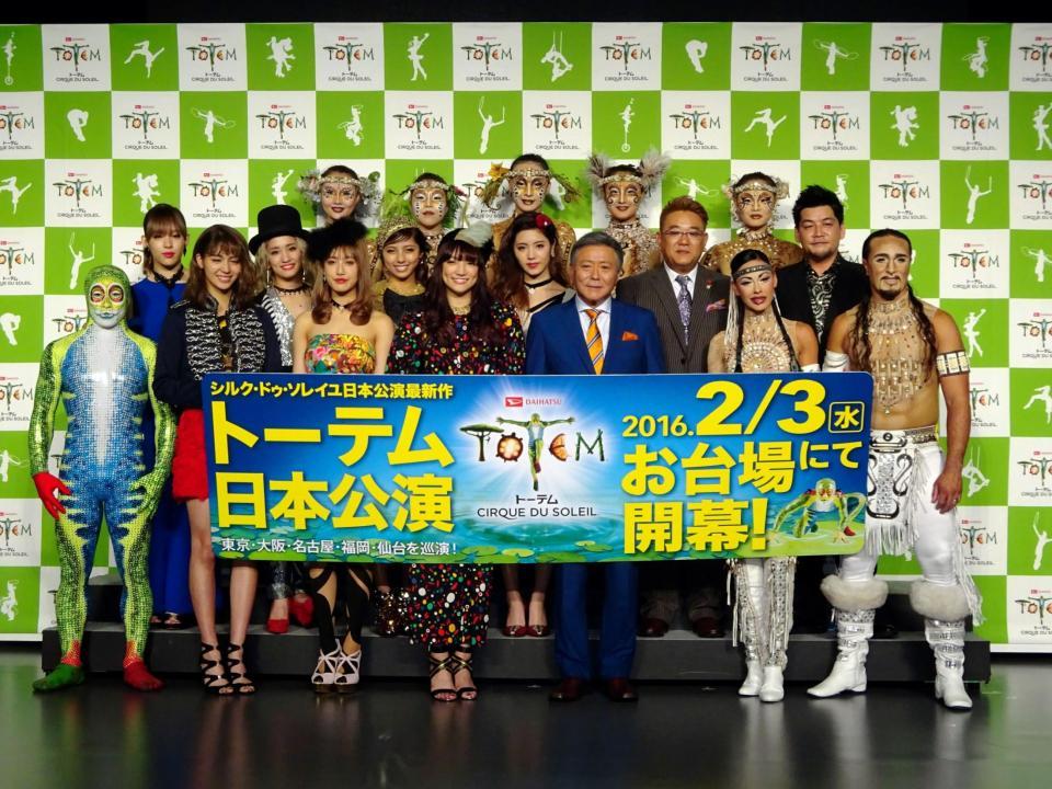 応援団長の小倉智昭（前列中央右）とスペシャルサポーター・Ｈａｐｐｉｎｅｓｓ、サンドウィッチマンら＝東京・台場