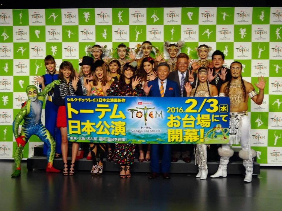 応援団長の小倉智昭（前列中央右）とスペシャルサポーター・Ｈａｐｐｉｎｅｓｓ、サンドウィッチマンら＝東京・台場