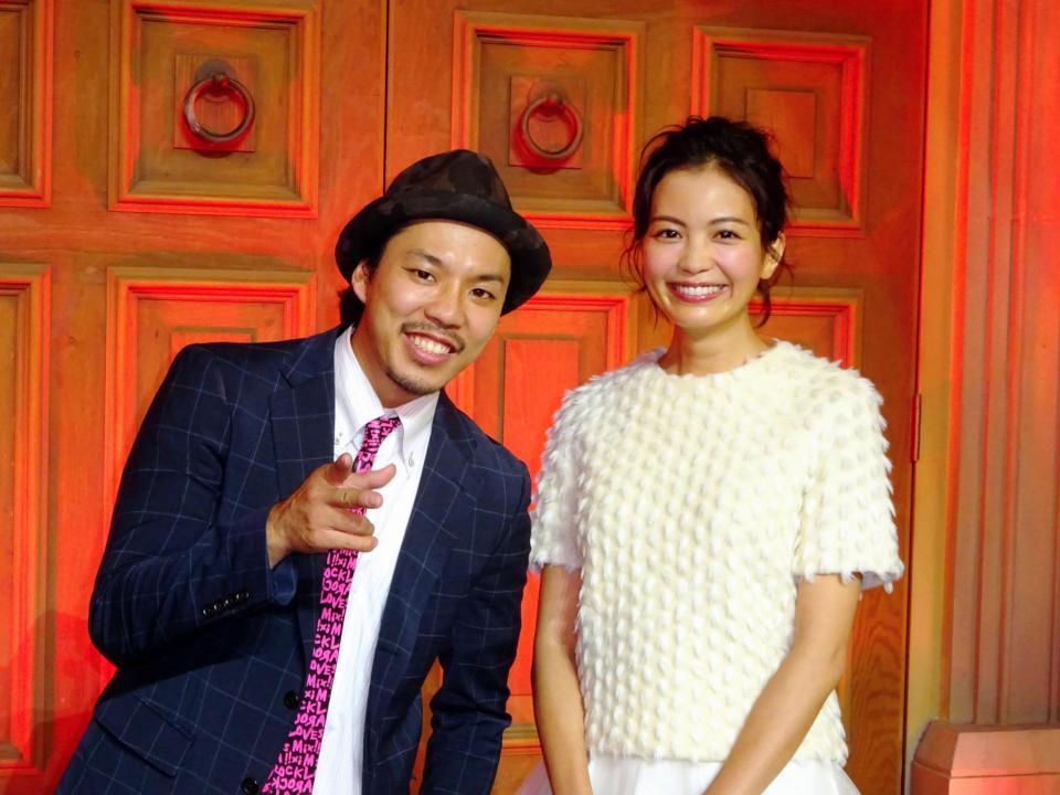 アルバム発売イベントを行ったＴＥＥ（左）とゲストの矢野未希子＝東京・ヴィーナスフォート
