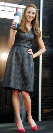 　小悪魔を意識した黒の衣装で登場した道端カレン＝東京・虎ノ門