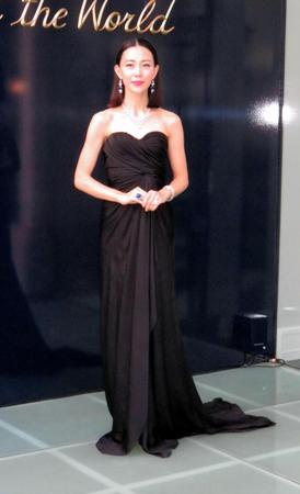 総額２９億円のジュエリーなどを身に着けて登場した木村佳乃＝東京・ハリー・ウィンストン銀座本店