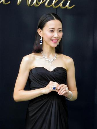総額２９億円のジュエリーなどを身に着けて登場した木村佳乃＝東京・ハリー・ウィンストン銀座本店