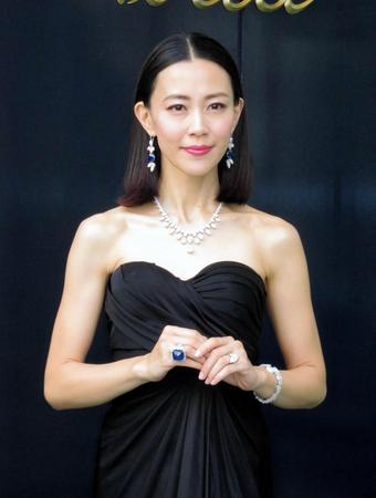 総額２９億円のジュエリーなどを身に着けて登場した木村佳乃＝東京・ハリー・ウィンストン銀座本店