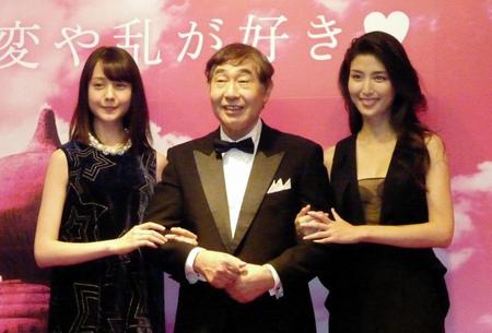 トリンドル玲奈（左）、橋本マナミ（右）にはさまれニンマリの蛭子能収＝京都・祇園甲部歌舞練場