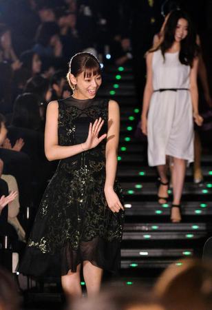 「レインツリーの国」舞台あいさつに笑顔で登場する西内まりや＝ＴＯＨＯシネマズ新宿