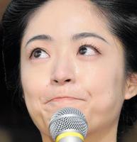 大河ドラマ「花燃ゆ」のクランクアップで涙を流した井上真央＝東京・渋谷のＮＨＫ（撮影・佐々木彰尚）