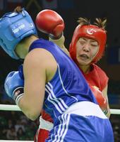 ボクシング女子世界選手権でドイツ選手と戦う山崎静代＝１２年５月、中国・秦皇島