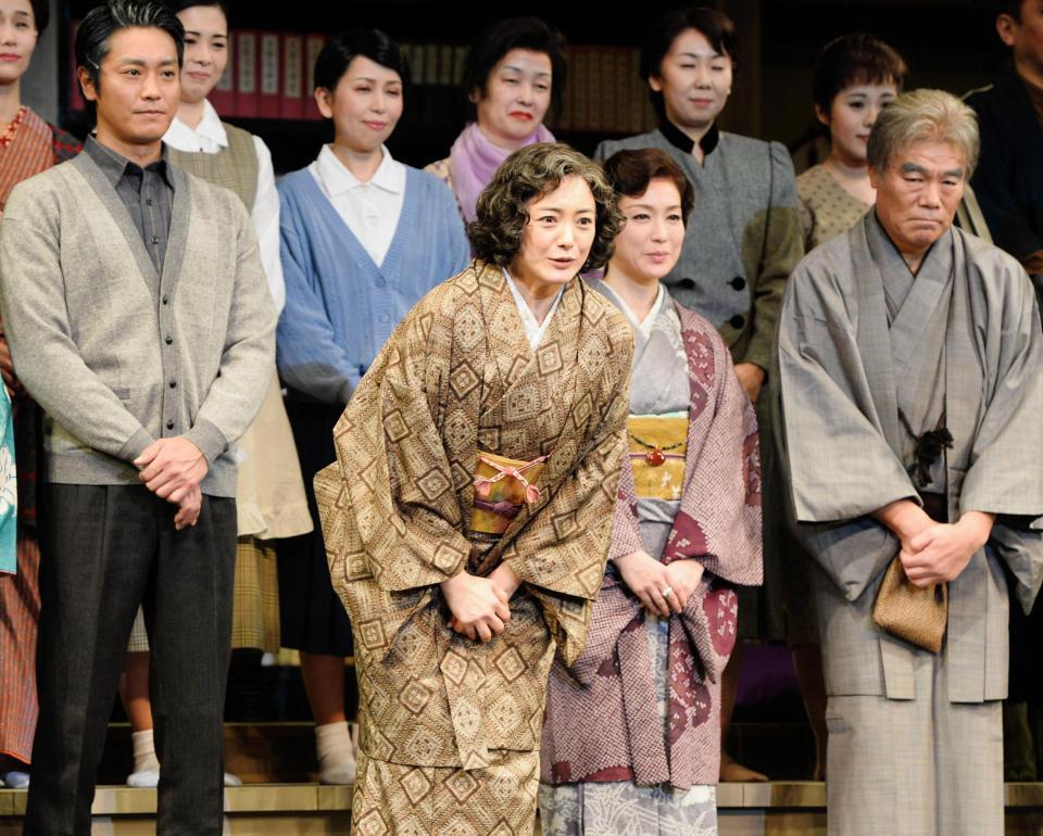 「放浪記」初日公演を終え、感謝の言葉を述べる仲間由紀恵（中央）＝東京・日比谷のシアタークリエ（撮影・村中拓久）