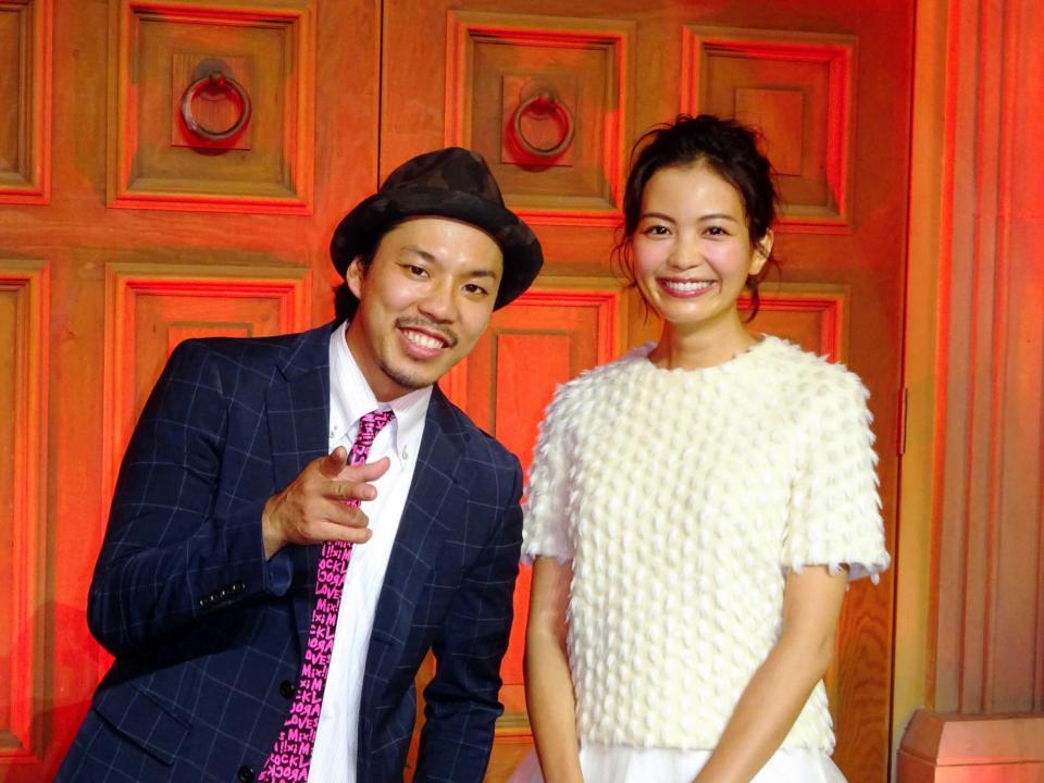 　アルバム発売イベントを行ったＴＥＥ（左）とゲストの矢野未希子＝東京・ヴィーナスフォート