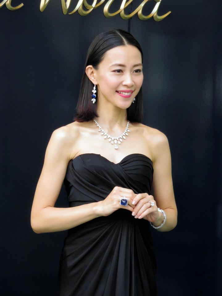総額２９億円のジュエリーなどを身に着けて登場した木村佳乃＝東京・ハリー・ウィンストン銀座本店