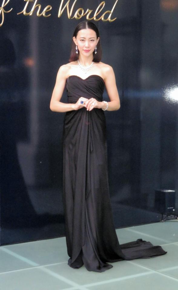 総額２９億円のジュエリーなどを身に着けて登場した木村佳乃＝東京・ハリー・ウィンストン銀座本店