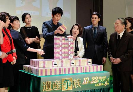 目の前に積まれた１０億円に大盛り上がりの向井理（中央）ら＝テレビ朝日