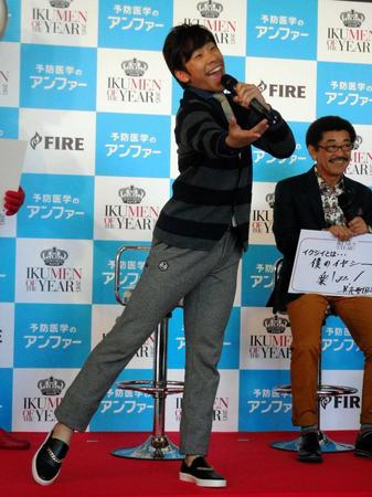 得意の回転を決め、受賞した喜びを表す織田信成＝東京・豊洲