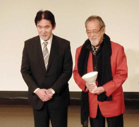 「三船敏郎賞」を受賞した仲代達矢（右）と三船史郎氏＝京都・祇園甲部歌舞練場