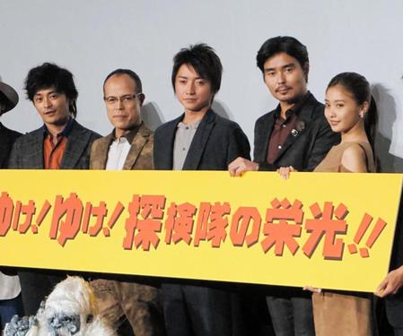 舞台あいさつを行った（左から）川村陽介、田中要次、藤原竜也、小澤征悦、佐野ひなこ＝ＴＯＨＯシネマズ新宿