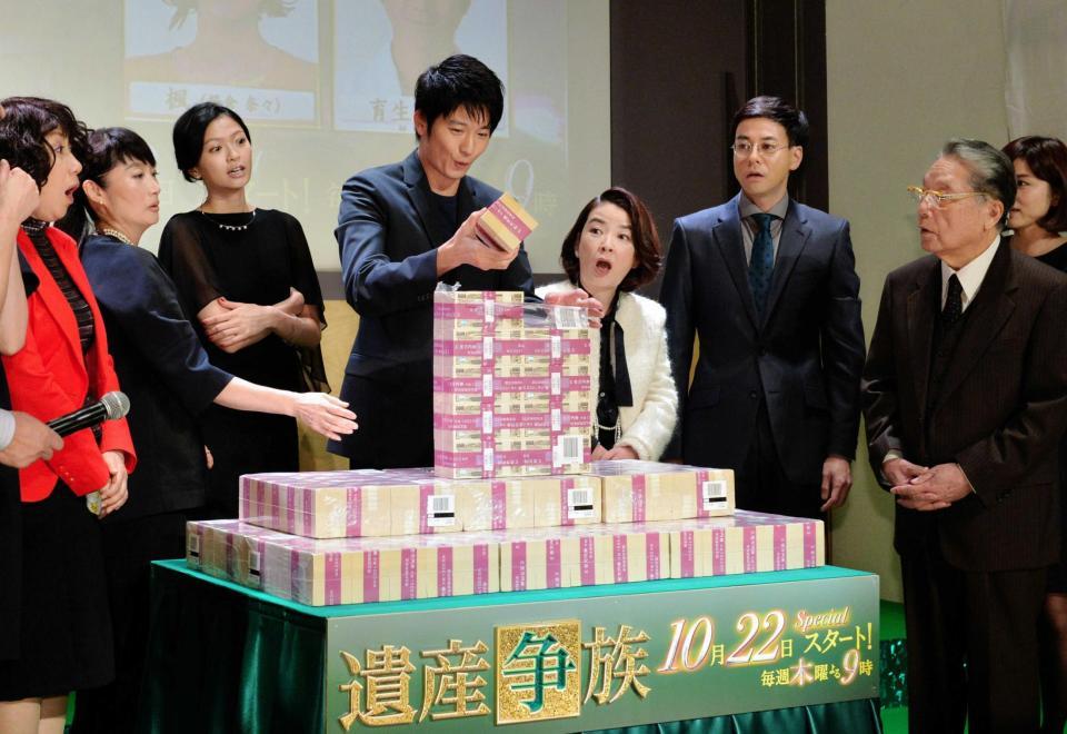 目の前に積まれた１０億円に大盛り上がりの向井理（中央）ら＝テレビ朝日