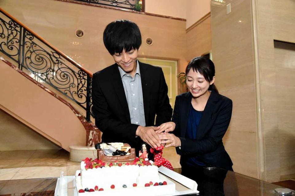 ケーキに入刀する松坂桃李と木村文乃(左から)＝都内の撮影現場