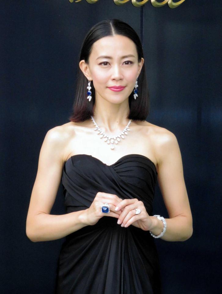 「ハリー・ウィンストン」銀座本店のリニューアルオープンセレモニーに登場した木村佳乃