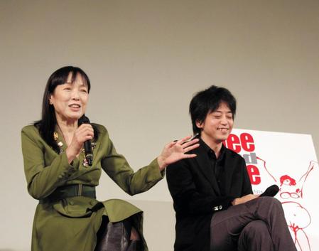 京都国際映画祭でトークショーを行った桃井かおり（左）と作家の中村文則氏＝京都市内