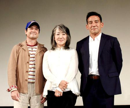 　（左から）主演の川平慈英、奈良橋陽子監督、プロデューサーを務めた野村祐人＝京都市内