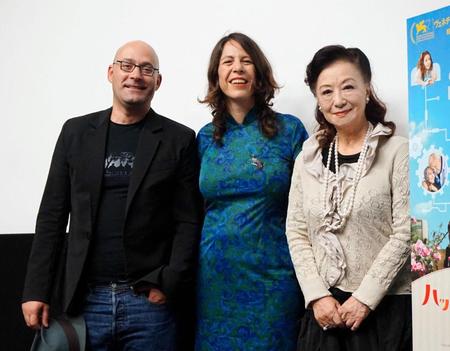 舞台あいさつに登場した（左から）シャロン・マイモン監督、タル・グラニット監督、小山明子＝映画美学校