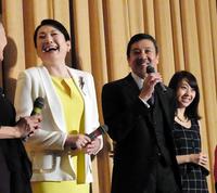 和気あいあいとトークする（左から）松坂慶子、奥田瑛二、藤江れいな＝東京・有楽町スバル座