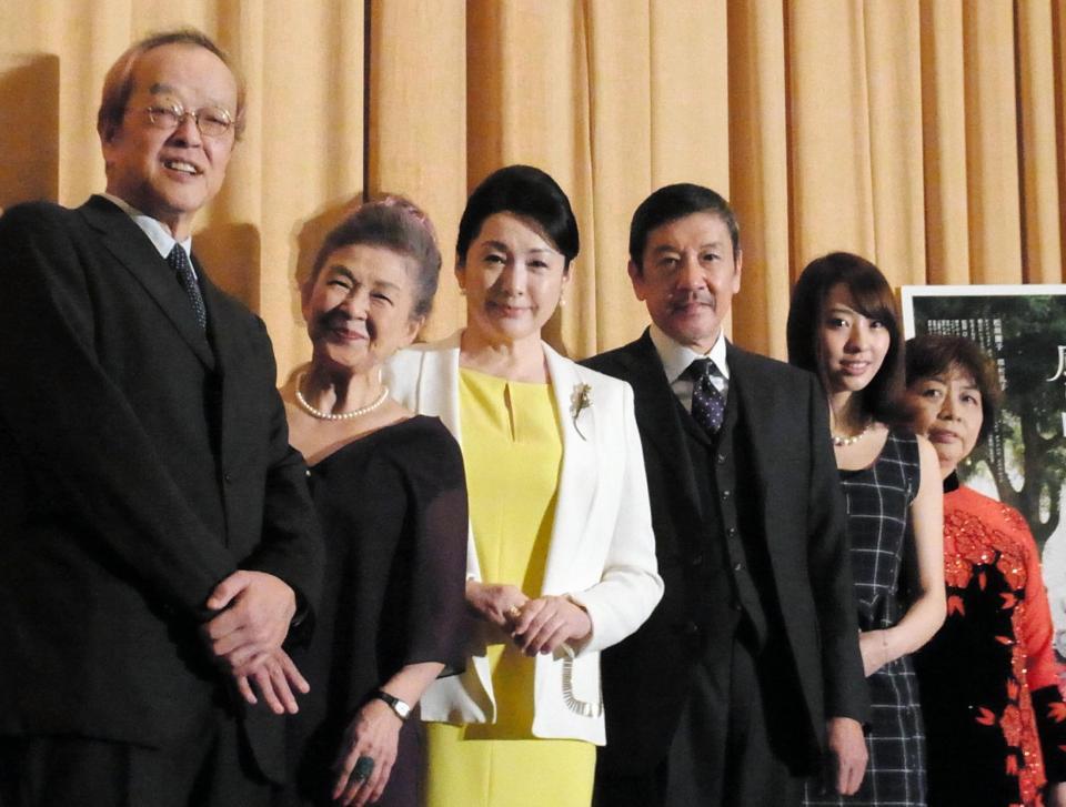 舞台あいさつした（左から）大森一樹監督、草村礼子、松坂慶子、奥田瑛二、藤江れいな、原作者の小松みゆき氏＝東京・有楽町スバル座