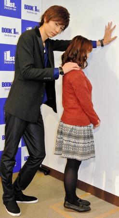 　ファンを“壁ドン”で喜ばせる鮎川太陽＝東京・新宿