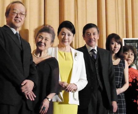 　舞台あいさつした（左から）大森一樹監督、草村礼子、松坂慶子、奥田瑛二、藤江れいな、原作者の小松みゆき氏＝東京都内