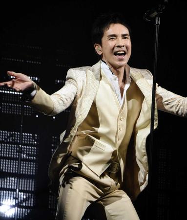 　熱唱する郷ひろみ＝東京国際フォーラム