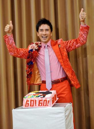 　スタッフからお祝いされたバースデーケーキに大喜び