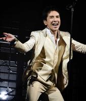 　熱唱する郷ひろみ＝東京国際フォーラム