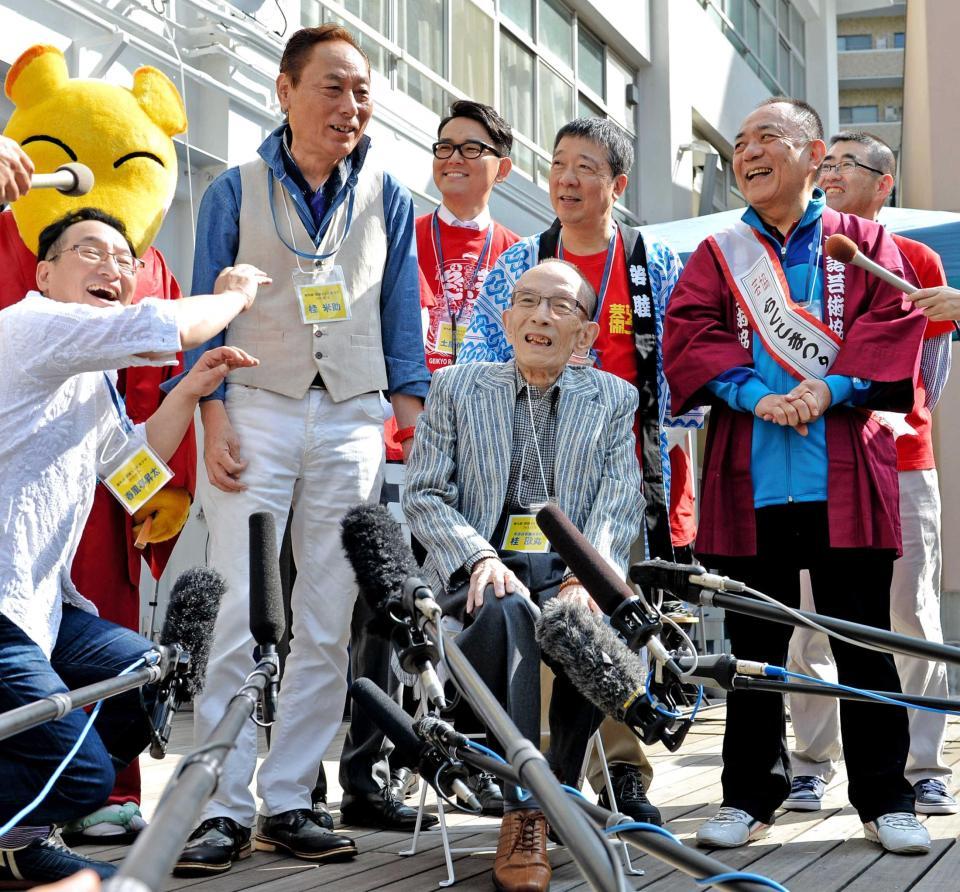 　第９回らくごまつりで笑顔を見せる桂歌丸（中央下）＝東京・西新宿の芸能花伝舎（撮影・田村亮介）