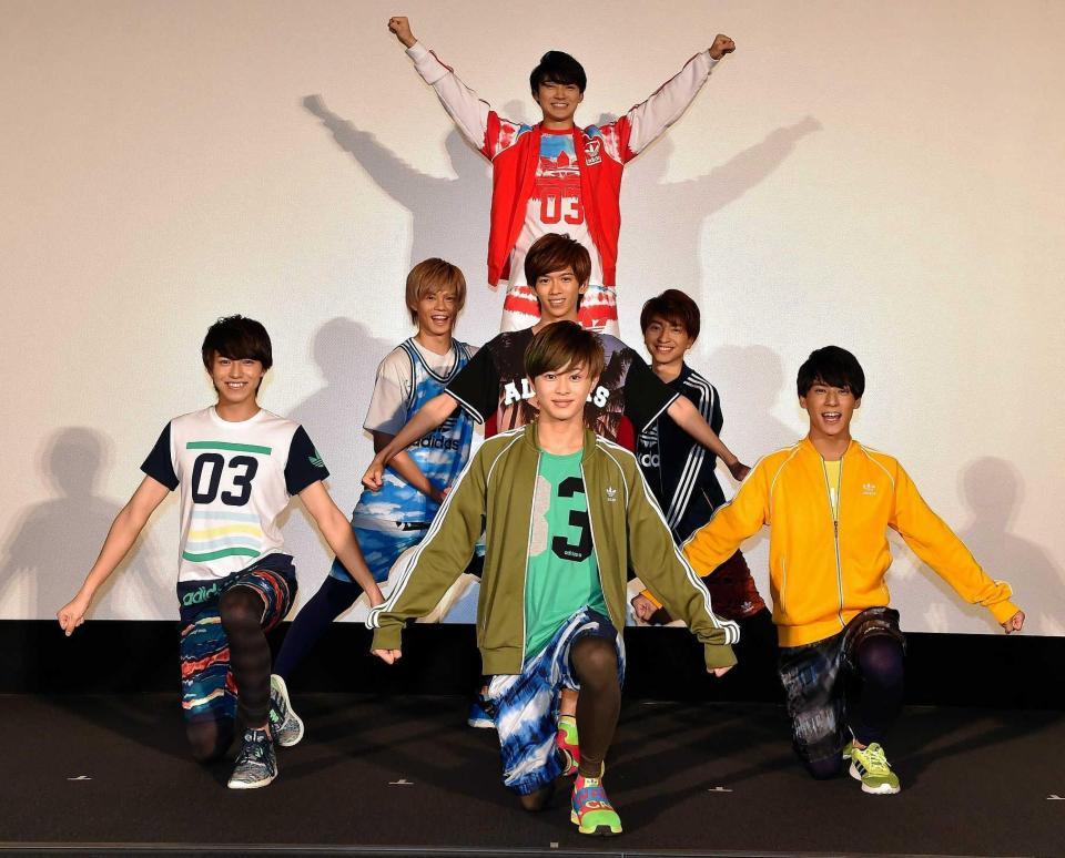 　映画さながらのチアリーディングを披露した超特急＝東京・豊洲