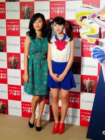 初仕事に挑んだ木下彩音（右）と司会を務めた事務所の先輩・小島瑠璃子＝東京・ソフトバンク表参道