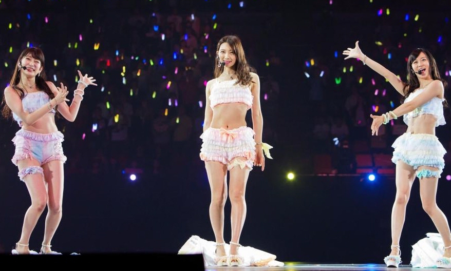 ダイエット企画に成功し、セクシー衣装で登場した岸野里香（中央）＝大阪城ホール　（Ｃ）ＮＭＢ４８