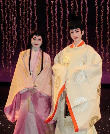 花組新人公演「源氏物語」に主演した柚香光（右）と朝月希和＝兵庫県・宝塚大劇場