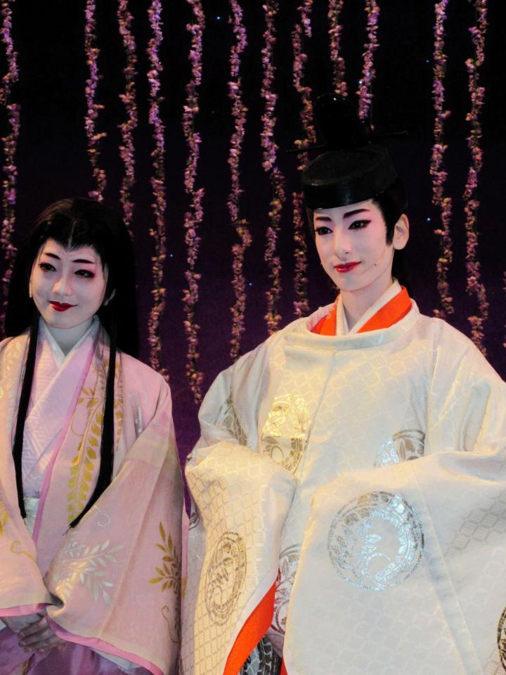 花組新人公演「源氏物語」に主演した柚香光（右）と朝月希和＝兵庫県・宝塚大劇場