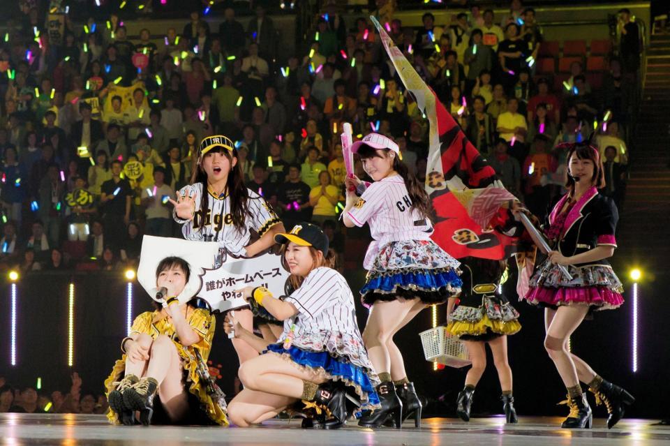 「六甲おろし」を熱唱した（左から）山本彩、薮下柊、木下春奈、川上千尋＝大阪城ホール　（Ｃ）ＮＭＢ４８ 