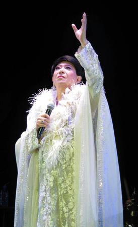 シャンソンを熱唱する美川憲一＝東京・草月ホール