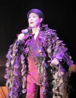 シャンソンを熱唱する美川憲一＝東京・草月ホール