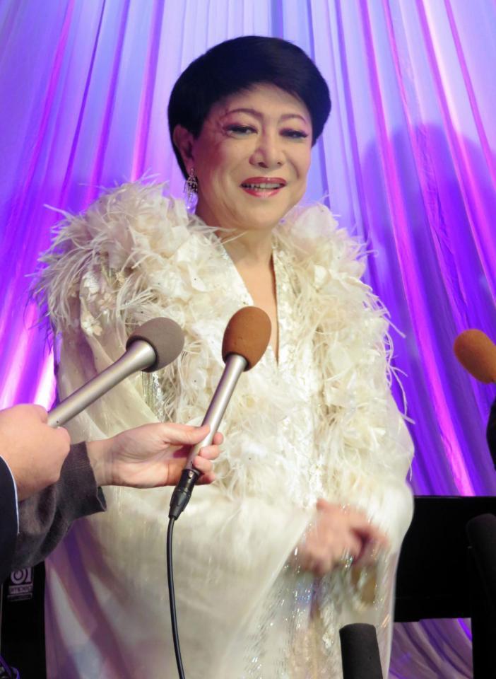 神田うのの窃盗被害などについて語る美川憲一＝東京・草月ホール