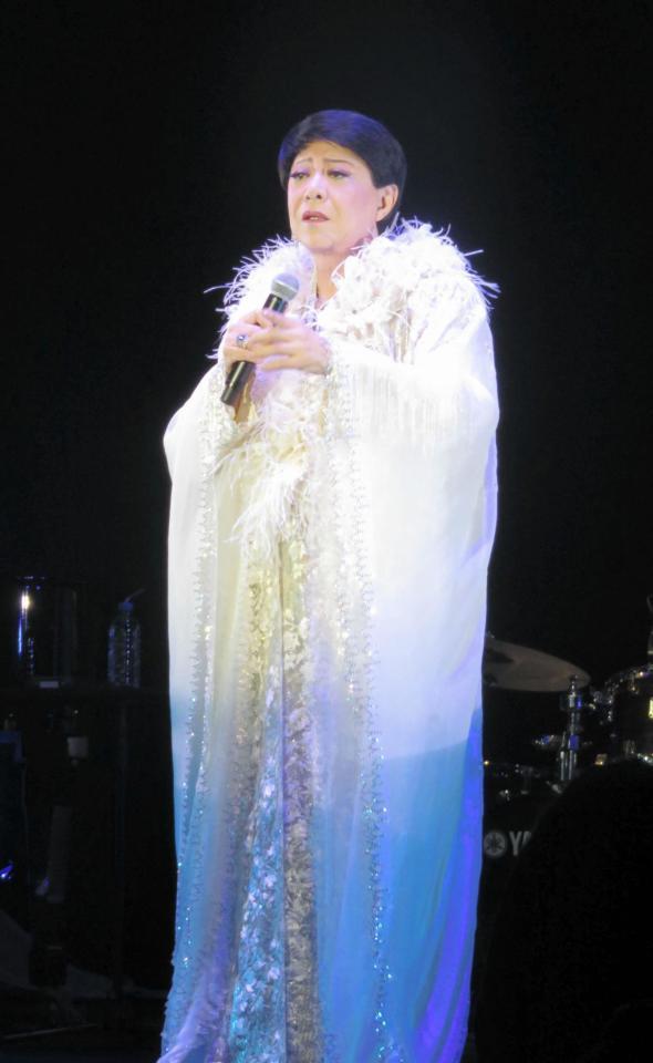 シャンソンを熱唱する美川憲一＝東京・草月ホール