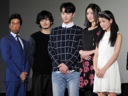 舞台あいさつを行った（左から）新堂冬樹、久保田悠来、チャンソン、大野いと、村山優香＝東京・新宿