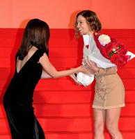 黒木メイサ（左）から花束を受け取るヒラリー・スワンク＝東京・新宿ピカデリー（撮影・村中拓久）