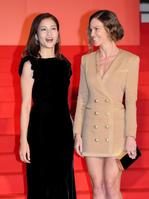 大ファンだったヒラリー・スワンク（右）との共演に感激する黒木メイサ＝東京・新宿ピカデリー（撮影・村中拓久）