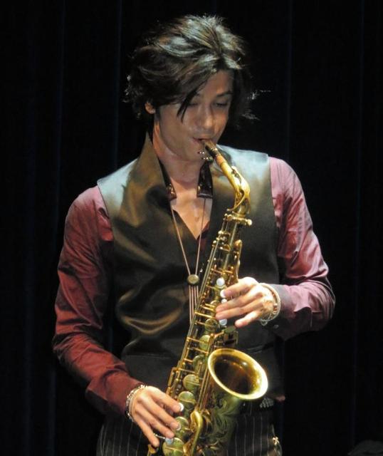 サックスを熱演する武田真治=東京・六本木