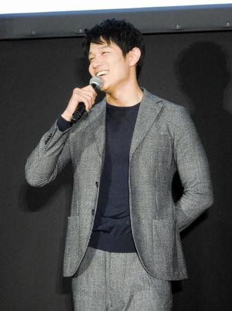 男子高校生の悩みにアドバイスを送った鈴木亮平＝東京・神田錦町