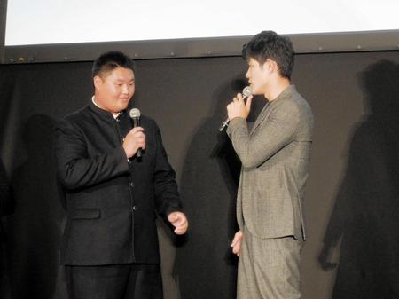 男子高校生（左）の相談に乗る鈴木亮平＝東京・神田錦町