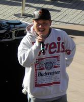 ミニライブでファンにあいさつするＥＴ-ＫＩＮＧのいときん＝兵庫県西宮市の阪急西宮ガーデンズ